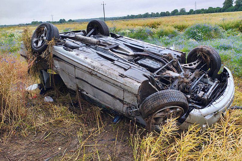 BMW po dachowaniu pod Lotyniem – zobacz zdjęcia
