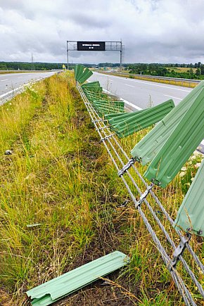 BMW po zderzeniu z barierami – zdjęcia z miejsca zdarzenia-9066