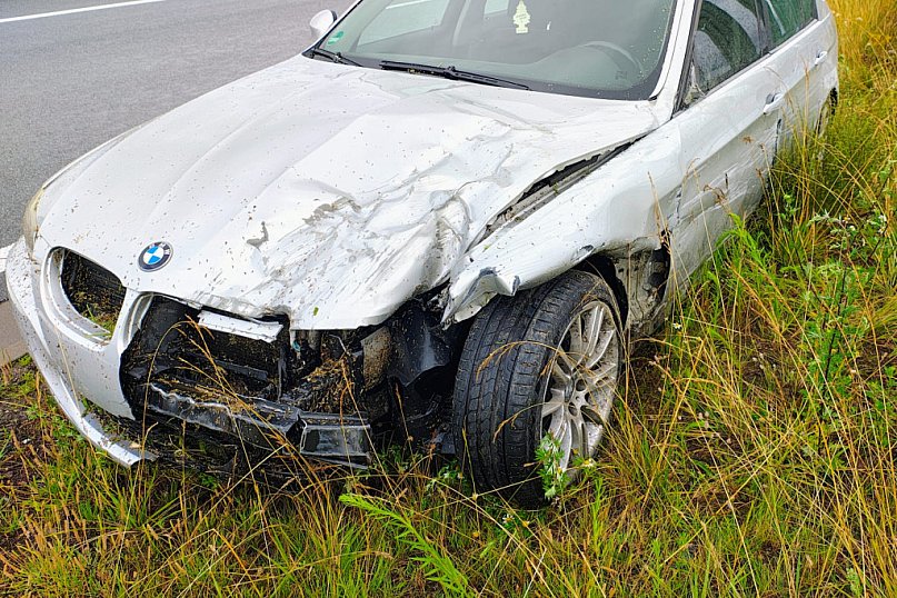 BMW po zderzeniu z barierami – zdjęcia z miejsca zdarzenia