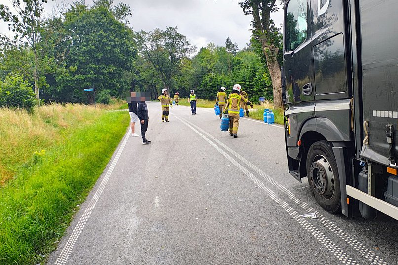 Zasłabł za kierownicą. Butle z gazem na jezdni
