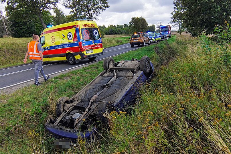 Auto na dachu, służby dwa razy w akcji