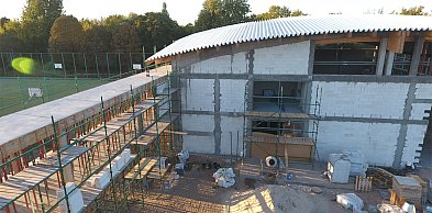 Trwa budowa hali przy ZST. Powstaje łącznik pomiędzy nowym obiektem a szkołą