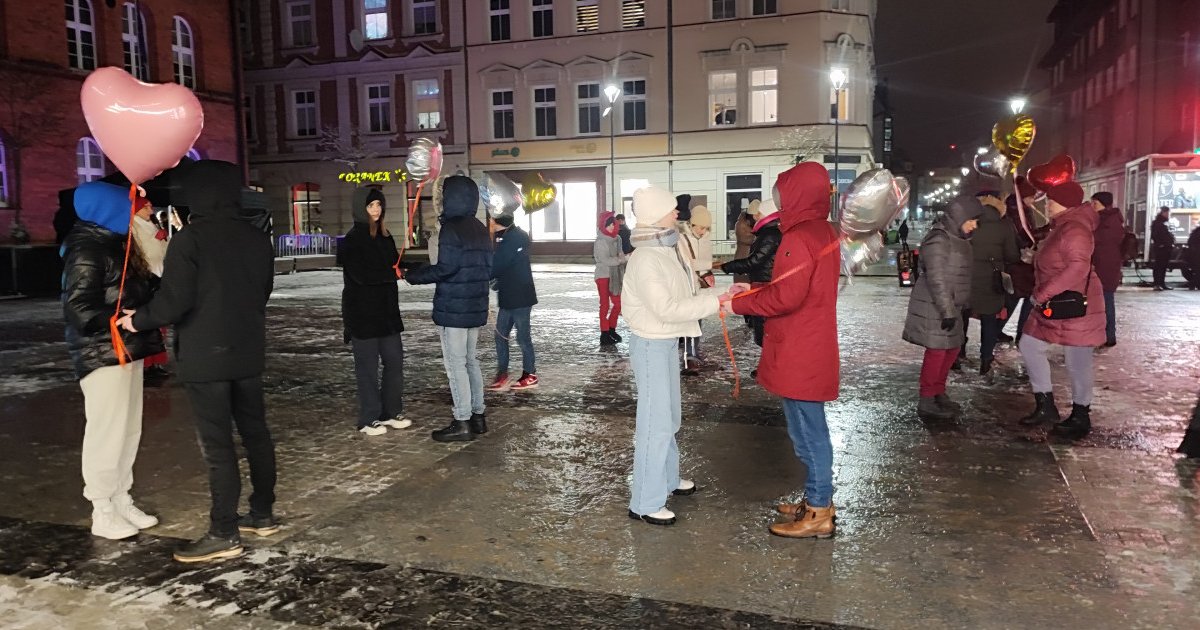 Aprende a bailar frente al Ayuntamiento.  ¡Es el fin de semana de San Valentín en Szcenik! [WIDEO]
