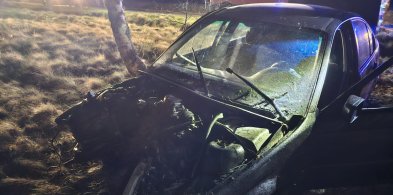 Kolejny pijany kierowca spowodował wypadek. BMW uderzyło w drzewo-37819