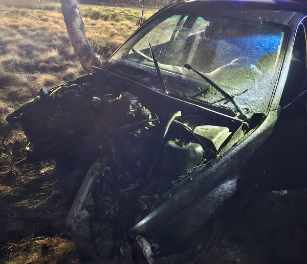 Kolejny pijany kierowca spowodował wypadek. BMW uderzyło w drzewo-37819