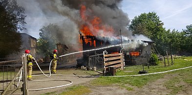 Pożar budynku gospodarczego pod Szczecinkiem. Kłęby czarnego dymu widoczne były z -38684