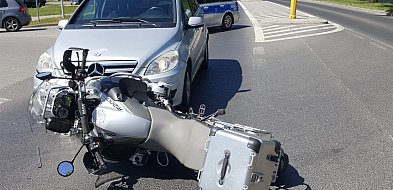 Niebezpieczna sytuacja na Cieślaka! Motocykl zderzył się z samochodem-38716
