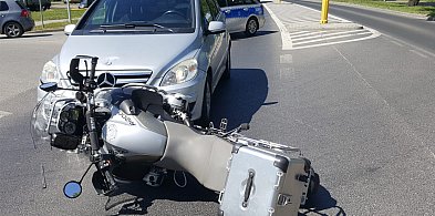 Niebezpieczna sytuacja na Cieślaka! Motocykl zderzył się z samochodem-38716