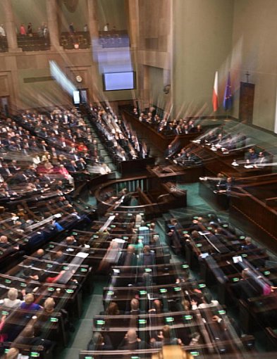 Sejm uchwalił ustawę o tzw. wakacjach składkowych-38723