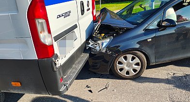 Popołudniowa kolizja na Zachodzie. Auto wbiło się w busa!-42760