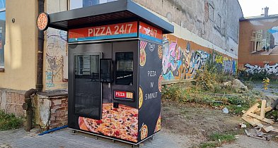 W centrum Szczecinka stanął pierwszy automat do pizzy-42846