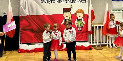 Patriotyczna uroczystość w przedszkolu "Słoneczko".  Dzieci świętują Niepodległość-43182