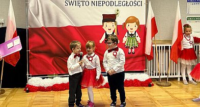 Patriotyczna uroczystość w przedszkolu "Słoneczko".  Dzieci świętują Niepodległość-43182