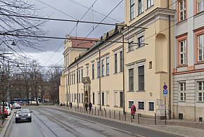 Mężczyzna podpalił się przed kurią. Chwilę przed zdążył namalować napis-43198