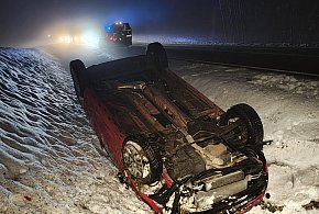 Poranne dachowanie na DK20. Kierowca miał dużo szczęścia!-44632