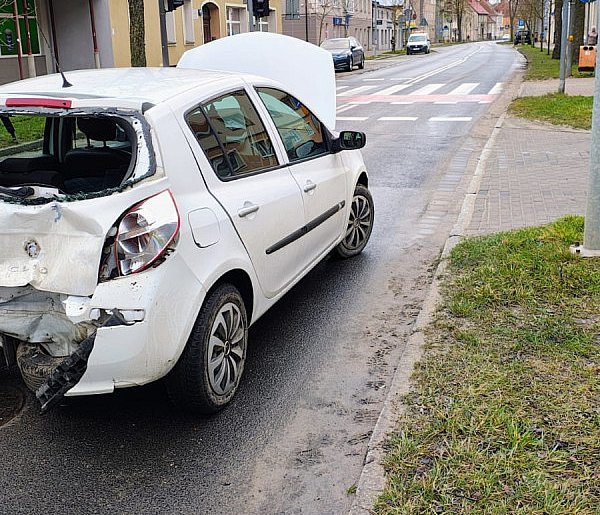 Kierowca dostawczaka zagapił się i uderzył w tył osobówki ZDJĘCIA-45005