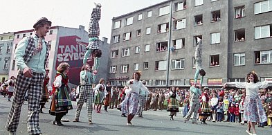Kolorowe pochody 1 Maja w Szczecinku lat 70. i 80. na unikatowych zdjęciach-46808