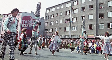 Kolorowe pochody 1 Maja w Szczecinku lat 70. i 80. na unikatowych zdjęciach-46808