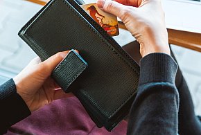 Emeryci coraz częściej rezygnują z gotówki. Wiemy, dlaczego-46819