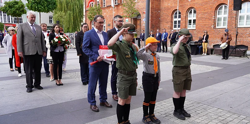 Szczecinek świętuje Konstytucję 3 Maja. Uroczystości na placu Wolności - 46846