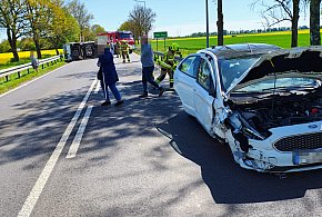 Dramatyczny moment na DK11. Bus przewrócony po zderzeniu-46906