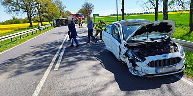 8 osób w groźnej kolizji. Bus na boku!-46906