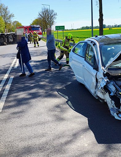 Dramatyczny moment na DK11. Bus przewrócony po zderzeniu-46906