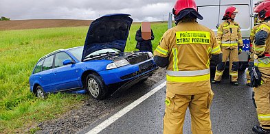 Groźny poślizg przed Sitnem. Zderzenie Audi z VW-47113