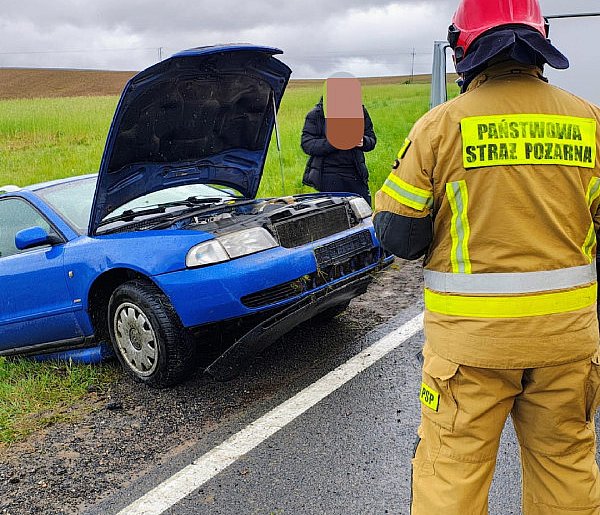 Groźny poślizg przed Sitnem. Zderzenie Audi z Volkswagenem-47113