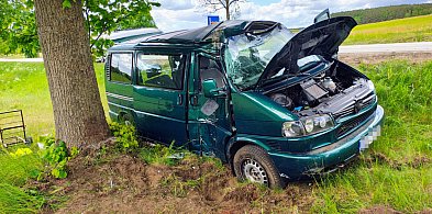 Niebezpieczny poranek na „jedenastce”. Bus rozbił się na drzewie-47273