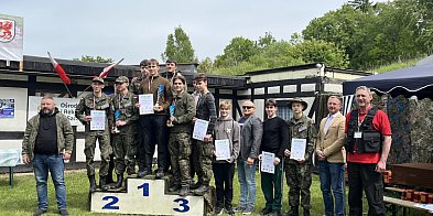 Sportowy duch i wojskowa dyscyplina na strzelnicy. -47322