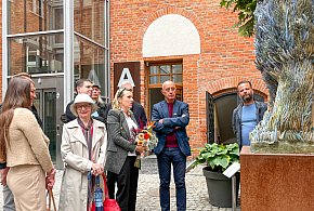"Roślina" Katarzyny Lipecky już na dziedzińcu ratusza-47365