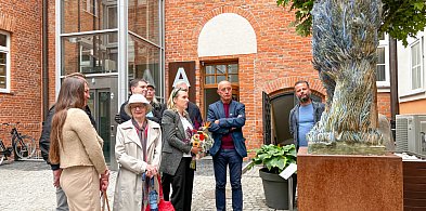 "Roślina" Katarzyny Lipecky już na dziedzińcu ratusza-47365