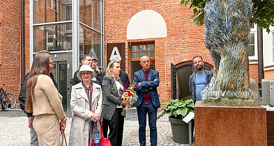 "Roślina" Katarzyny Lipecky już na dziedzińcu ratusza-47365