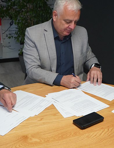 Te podpisy warte są 13 milionów. Edukacyjna rewolucja w "mechaniku"-47375