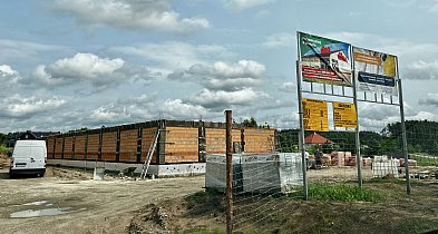 W Trzesiece rośnie market. Ta sieć wyprzedza Biedronkę-47567