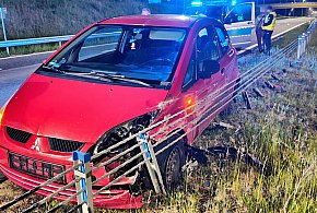 Mitsubishi uderzyło w barierę na obwodnicy Szczecinka-47573