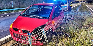 Mitsubishi uderzyło w barierę na obwodnicy Szczecinka-47573