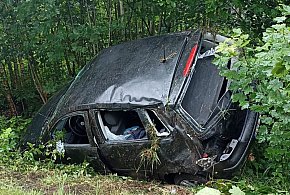 Groźny poślizg na DW172. Auto wypadło z drogi w pobliżu Radacza-47752