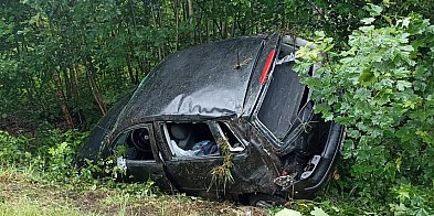 Groźny poślizg na DW172. Auto wypadło z drogi-47752