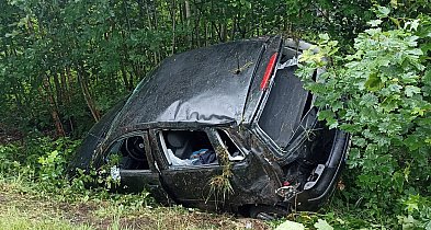 Groźny poślizg na DW172. Auto wypadło z drogi w pobliżu Radacza-47752