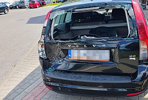 Stłuczka na rondzie Neustrelitz. Kia wjechała w tył Volvo-47848