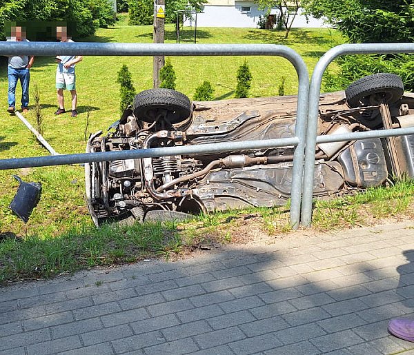 Dachowanie samochodu. Kierowca pijany, ledwo stał na nogach-47858