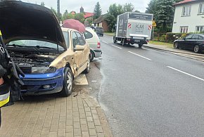 Zderzenie dwóch aut w Wierzchowie. Jedna osoba trafiła do szpitala-47982