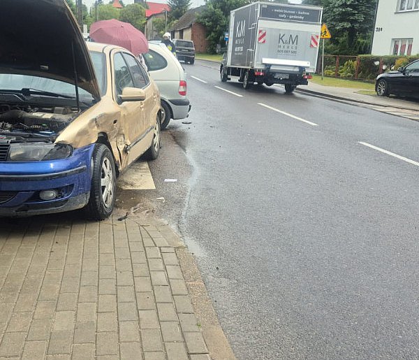 Zderzenie dwóch aut w Wierzchowie. Jedna osoba trafiła do szpitala-47982