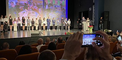Łzy wzruszenia i brawa. Miejsko - powiatowe zakończenie roku szkolnego-48000