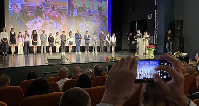 Łzy wzruszenia i brawa. Miejsko - powiatowe zakończenie roku szkolnego-48000