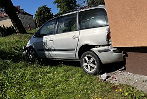 Samochód wbił się w blok. Zdarzenie zaskoczyło mieszkańców-48037