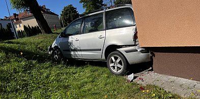 Samochód wbił się w blok. Zdarzenie zaskoczyło mieszkańców-48037