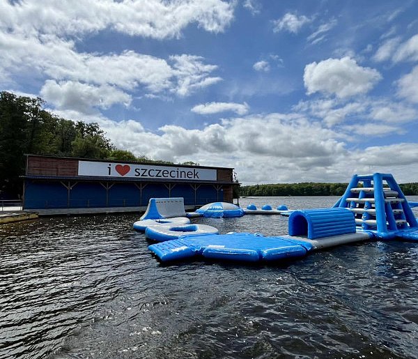 Plaża miejska gotowa na lato! Odnowiony pomost, tor przeszkód i potańcówki -48027